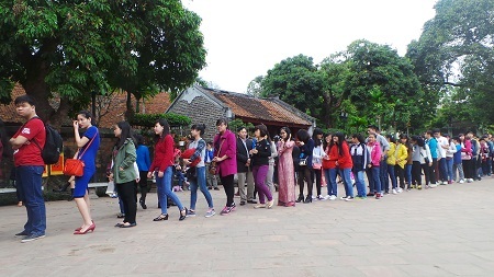 Dòng người kiên nhẫn xếp
hàng chờ tới lượt vào khu xin chữ.