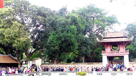 Dòng người đổ về Văn Miếu
những ngày này rất đông.