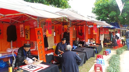 Dòng người đổ về Văn Miếu
những ngày này rất đông.