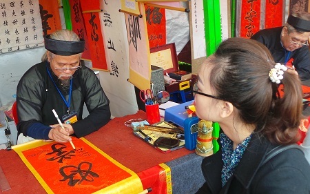 Dòng người đổ về Văn Miếu
những ngày này rất đông.