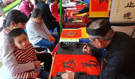 Dòng người đổ về Văn Miếu
những ngày này rất đông.