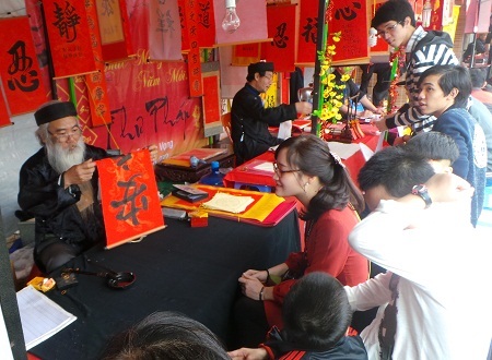 Dòng người đổ về Văn Miếu
những ngày này rất đông.