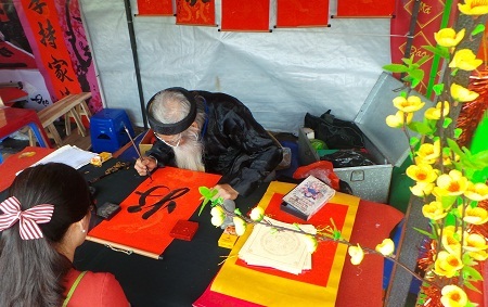 Dòng người đổ về Văn Miếu
những ngày này rất đông.