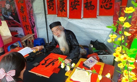 Ông đồ giải thích tường
tận về bức thư pháp mình vừa thực hiện.