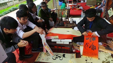 Ngày xuân xin chữ lấy lộc.