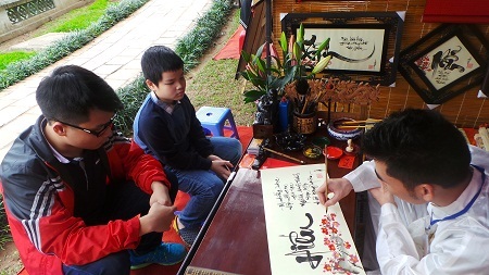 Ngày xuân xin chữ lấy lộc.