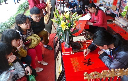 Ngày xuân xin chữ lấy lộc.