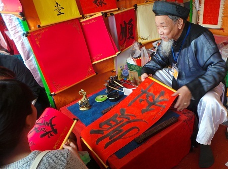 Ngày xuân xin chữ lấy lộc.