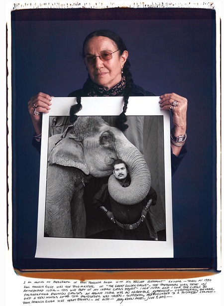 Nick Út xuất hiện trong cuốn sách về những tay máy lừng danh thế giới - 5 Marry Ellen Mark và bức
“Người quản tượng và chú voi”: