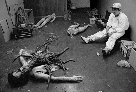 Nhiếp ảnh gia chuyên đi chụp hình “bêu xấu” Hollywood - 15 “Hidden
II: The Spawning” (1994): Phòng của đội hiệu ứng hình ảnh và hóa trang.