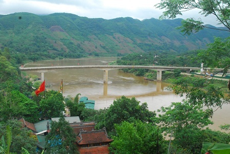 Đền Bảo Hà ( Lào Cai) nằm cạnh dòng sông Hồng thơ mộng. Ảnh : Phạm Ngọc Triển
