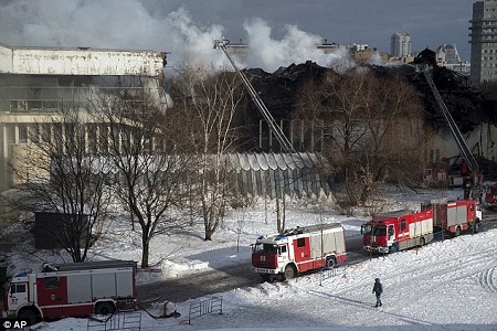 Hỏa hoạn cháy thư viện như “Chernobyl trong văn hóa” ở Nga - 3 Hỏa
hoạn tiếp tục lan rộng trong ngày thứ 7 dù 200 lính cứu hỏa đã nỗ lực dập tắt
ngọn lửa.
