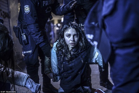 Giải
nhất ảnh đơn ở hạng mục Tin tiêu điểm (Spot News) - Bulent Kilic (Thổ Nhĩ Kỳ):