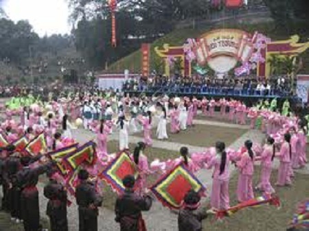 Đầu xuân thăm những ngôi đền nổi tiếng trên thượng nguồn sông Hồng - 4 Tưng bừng Hội xuân Đền Thượng ( thành phố Lào Cai). Ảnh :Phạm Ngọc Triển