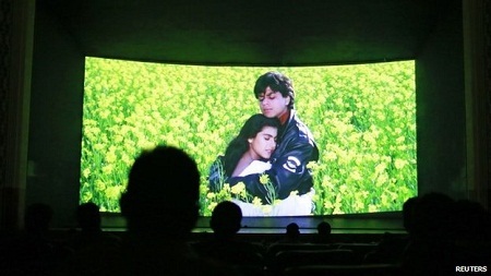Bộ phim chiếu suốt 20 năm tại một rạp ở Ấn Độ - 5 Hai
diễn viên chính của phim - Shah Rukh Khan và Kajol - là hai tên tuổi lớn của điện
ảnh Ấn Độ.