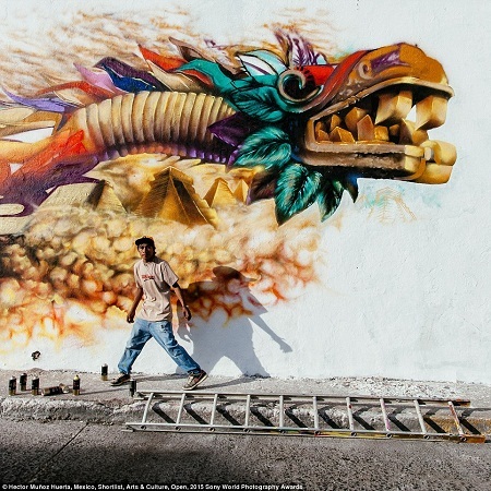 Ảnh chụp cựu chiến binh Việt Nam tranh giải ảnh quốc tế - 19 Một thanh niên người
Mexico vẽ graffiti. (Ảnh: Hector Munoz Huerta)