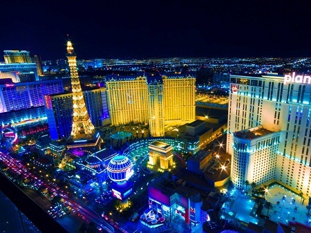Ăn phở ở Hà Nội là một trong 100 trải nghiệm nên có trong đời - 9 Đến Las Vegas để hiểu
thế nào là… “ăn chơi”.