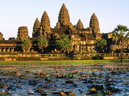 Ăn phở ở Hà Nội là một trong 100 trải nghiệm nên có trong đời - 12 Đến thăm đền Angkor Wat
ở Campuchia.