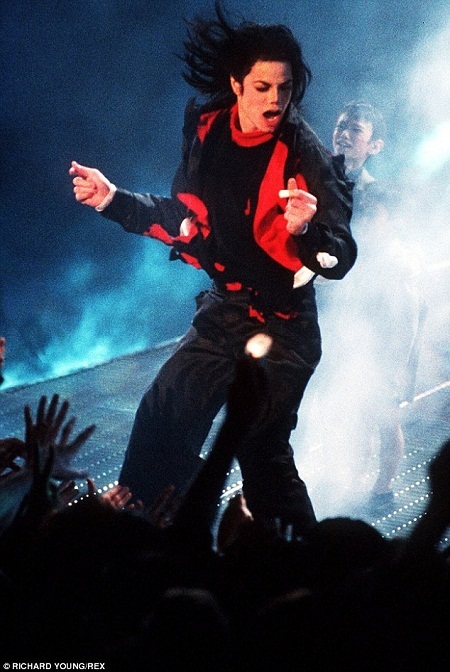 Nhà của Michael Jackson trở thành trung tâm cho trẻ bị lạm dụng tình dục - 7 Michael
Jackson - ông vua nhạc pop.
