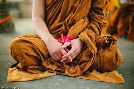 Hình ảnh “đất nước hạnh phúc nhất thế giới” - 13 Một
người đàn ông đang ngụp lặn trên dòng sông chảy qua thành phố Thimphu.