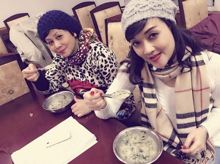 Tiết lộ hậu trường "điên đảo" của Táo Quân 2015 - 5 Nghệ sĩ Quang Thắng, Minh Hằng, Vân Dung thưởng thức món cháo chim do fan tặng.