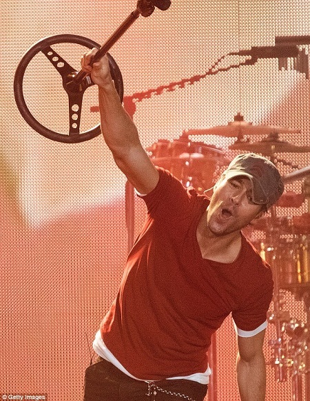 Nam ca sĩ Enrique Iglesias bị chỉ trích vì “cướp trắng” hơn 7 tỉ đồng - 2 Nam ca sĩ Enrique Iglesias bị chỉ trích vì “cướp trắng” hơn 7 tỉ đồng