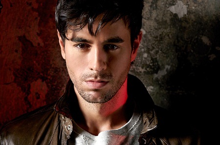 Nam ca sĩ Enrique Iglesias bị chỉ trích vì “cướp trắng” hơn 7 tỉ đồng - 1 Nam ca sĩ Enrique Iglesias bị chỉ trích vì “cướp trắng” hơn 7 tỉ đồng
