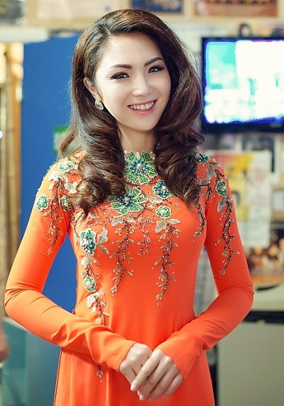 Hoa hậu Jennifer Chung diện áo dài đỏ phù hợp với không khí Tết Việt