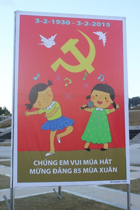 Các em nhỏ vui múa hát mừng
Đảng 85 mùa xuân, do Đỗ Trung Kiên- Hà Nội sáng tác.