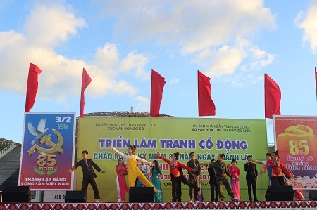 Chương trình Văn nghệ chào
mừng Đảng trong buổi triển lãm.