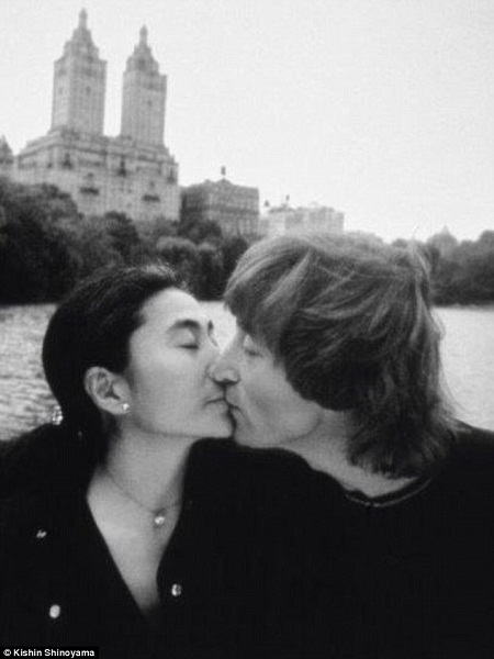 Khoảnh khắc hạnh phúc cuối cùng của John Lennon - 1 Những khoảnh khắc hạnh phúc cuối cùng trong cuộc đời John Lennon