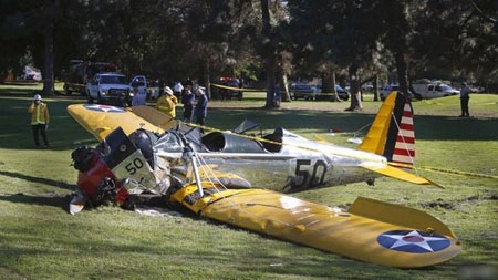 Nam diễn viên Harrison Fords gặp tai nạn máy bay - 5 Chiếc
máy bay hạ cánh khẩn cấp trên sân golf.