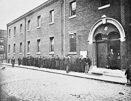 Nhà văn Jack London từng sống… vô gia cư như thế nào? - 13 Chợ
Spitalfields ở thành phố London hồi đầu thế kỷ 19 (trái) và năm 2015 (phải).