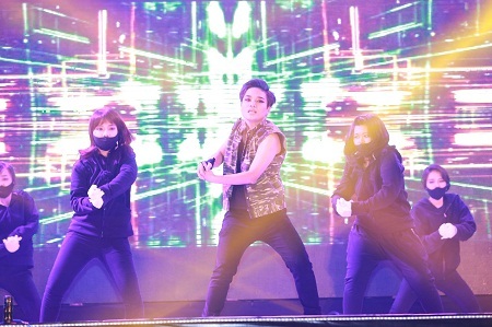 Fan K-pop mãn nhãn trong đêm hội “K-pop Lovers Festival 2015” - 3 FC TVXQ mở màn rực rỡ trên sâu khấu “Kpop Lovers Festival 2015”