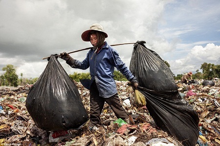 “Tham quan”... những em bé làm việc ở bãi rác - 12 Mỗi
ngày có hàng tấn rác được chở đến nơi đây.