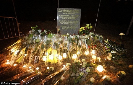 Gỡ bỏ quảng cáo của hãng bay Germanwings vì “nhạy cảm” - 4 Một
tấm bia tưởng niệm đã được dựng lên ở Pháp để tưởng nhớ những nạn nhân.