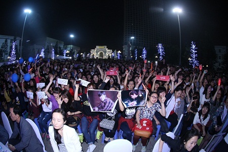 Fan K-pop mãn nhãn trong đêm hội “K-pop Lovers Festival 2015” - 8 …cùng sự cổ vũ nhiệt tình của cộng đồng fan K-pop.