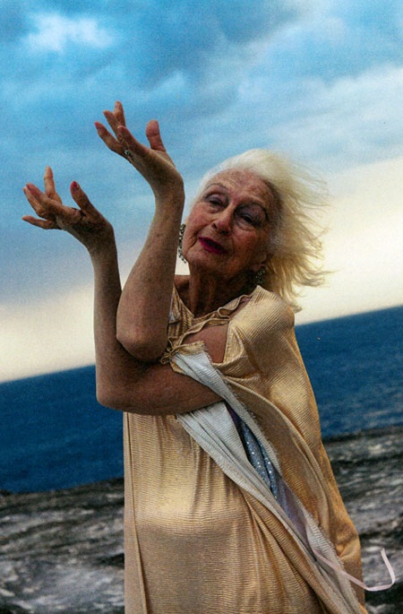 Bà
Eileen (trái) khi còn là một nữ vũ công trẻ trung trên sân khấu.