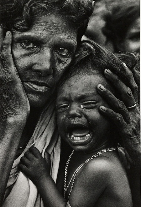 Bức
“Những người tị nạn đến từ miền đông Pakistan ở biên giới Ấn Độ”