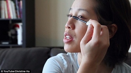 Vua đầu bếp Mỹ Christine Hà gây sốt với video dạy cách trang điểm - 5 Những
bước trang điểm của Hà khá cơ bản, đơn giản, nhưng rất hiệu quả.