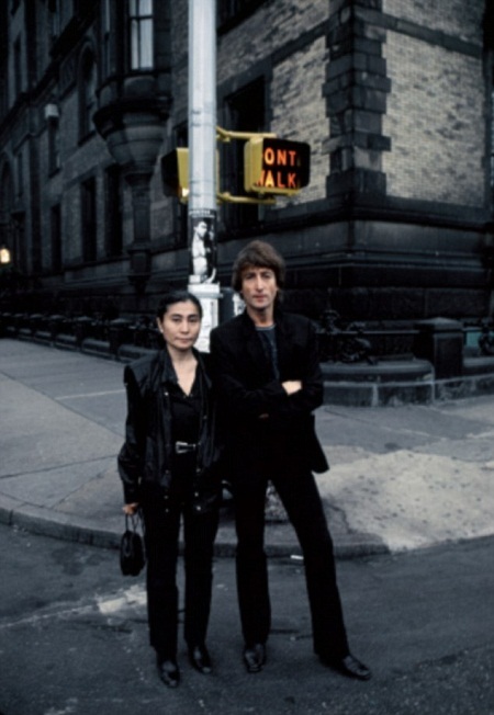 Khoảnh khắc hạnh phúc cuối cùng của John Lennon - 4 John
Lennon và Yoko Ono ngồi trong một quán ăn nhỏ.