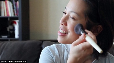 Vua đầu bếp Mỹ Christine Hà gây sốt với video dạy cách trang điểm - 6 Những
bước trang điểm của Hà khá cơ bản, đơn giản, nhưng rất hiệu quả.