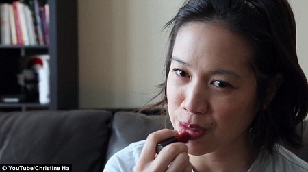 Vua đầu bếp Mỹ Christine Hà gây sốt với video dạy cách trang điểm - 7 Những
bước trang điểm của Hà khá cơ bản, đơn giản, nhưng rất hiệu quả.