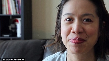 Vua đầu bếp Mỹ Christine Hà gây sốt với video dạy cách trang điểm - 8 Bằng
cảm nhận về những đường nét trên gương mặt mình, Hà có thể tự kẻ viền môi, viền
mắt, tô son…