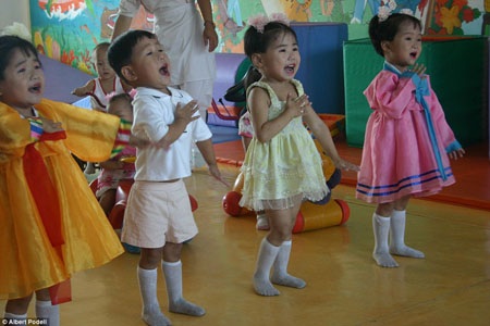 Người đi vòng quanh thế giới ấn tượng món ăn "kỳ lạ" ở Việt Nam - 6 Những
em bé người Triều Tiên sống trong một trại trẻ mồ côi.