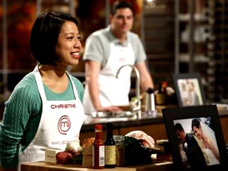 Vua đầu bếp Mỹ Christine Hà gây sốt với video dạy cách trang điểm - 9 Bằng
cảm nhận về những đường nét trên gương mặt mình, Hà có thể tự kẻ viền môi, viền
mắt, tô son…