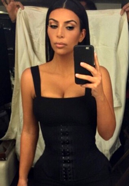 Nàng Lọ Lem khiến món đồ thời trang nguy hiểm “gây sốt” - 4 Những
chiếc áo nịt cổ xưa bắt đầu trở lại thịnh hành trong thời trang của phụ nữ
đương đại.