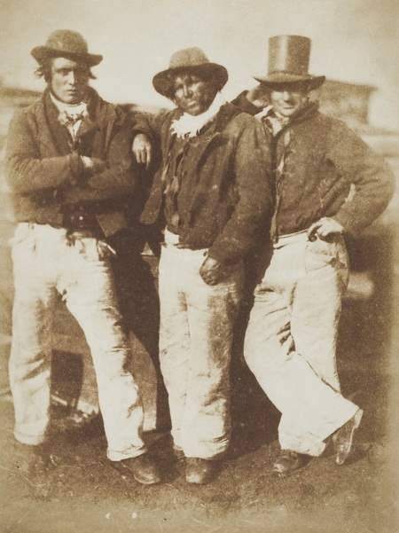 Những bức ảnh “chưa từng thấy” - 9 Những
chàng trai làm nghề đánh cá. (Ảnh: David Hill & Robert Adamson Newhaven, chụp
năm 1845)