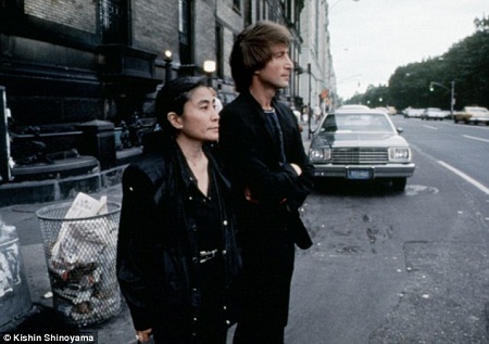 Khoảnh khắc hạnh phúc cuối cùng của John Lennon - 5 John
Lennon và Yoko Ono ngồi trong một quán ăn nhỏ.
