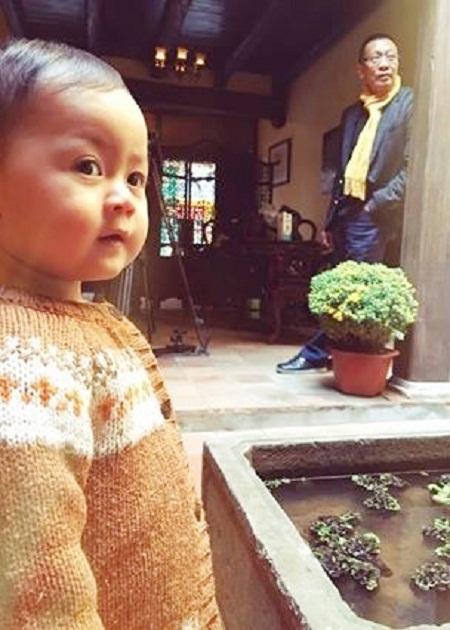 Hình ảnh giản dị của Lại Văn Sâm trong quá trình chờ ghi hình một chương trình cho Tết Ất Mùi.